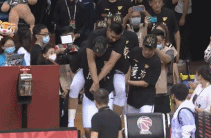 广东队加冕夜易建联伤退，被队友背着入场领奖