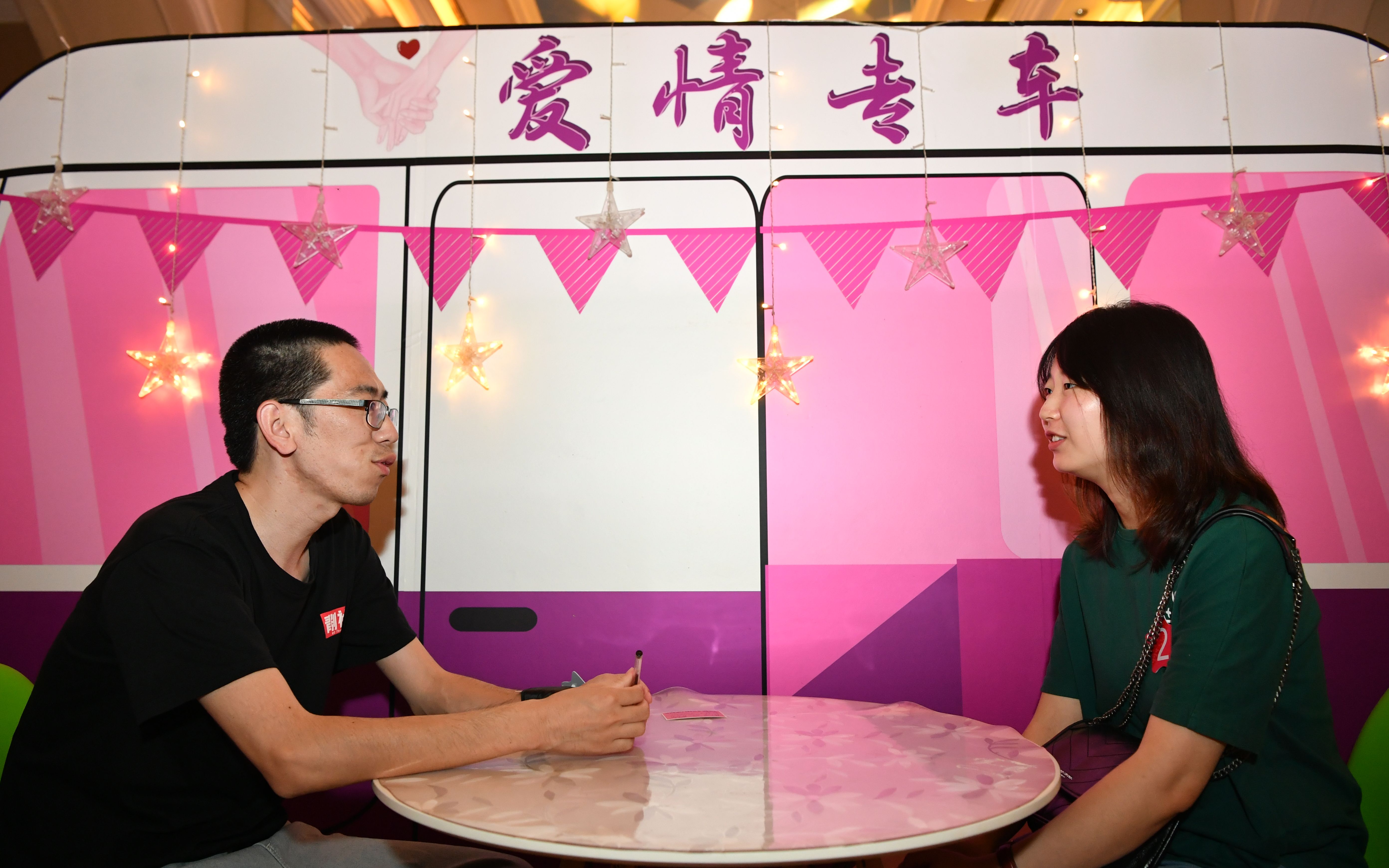 七夕搭鹊桥，单身青年小游戏中牵手