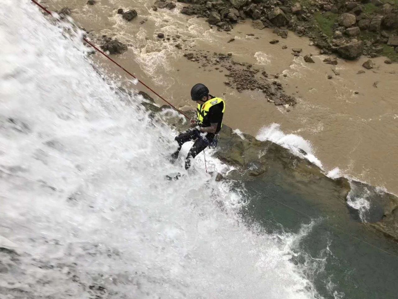 滴水滩“瀑降”的死亡穿越