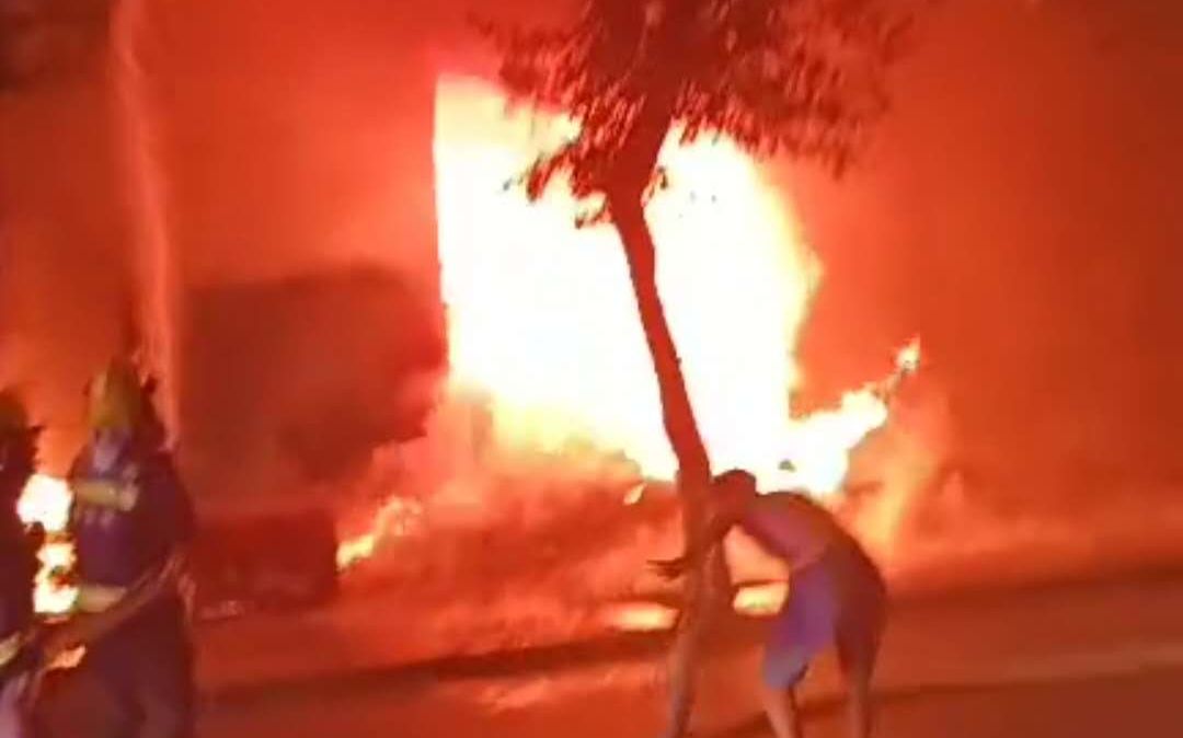 四川南充西门坝街一商铺起火烧至三四层楼，居民迅速被疏散