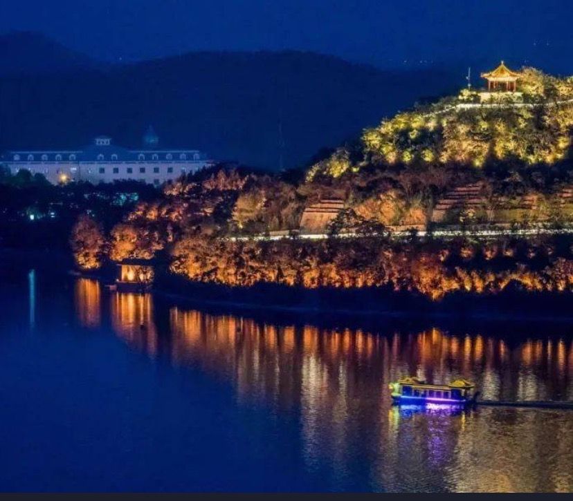 好玩│逛市集、览雁栖湖，最美夜色怎能错过