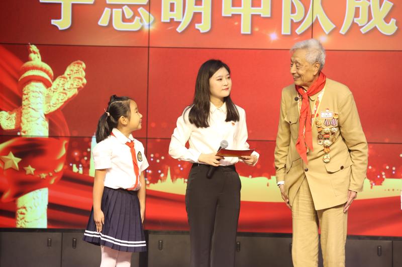 抗美援朝老兵为地坛小学师生讲述战争故事