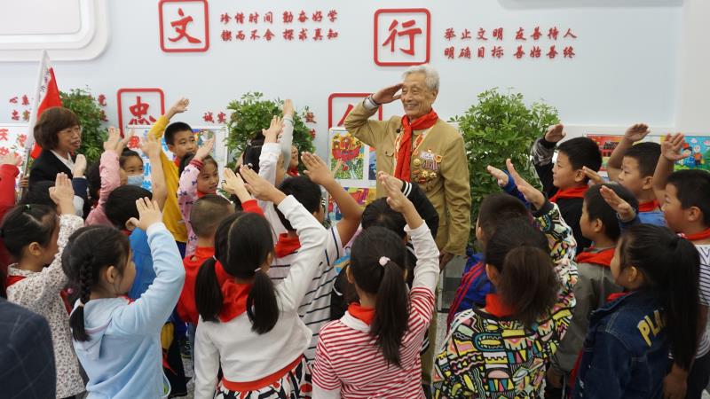 抗美援朝老兵为地坛小学师生讲述战争故事