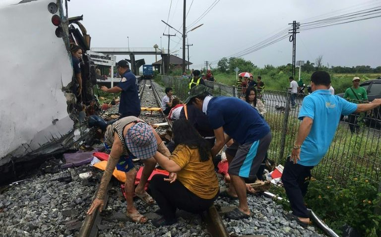 泰国一载65人观光汽车遭火车撞毁，造成至少17人死亡