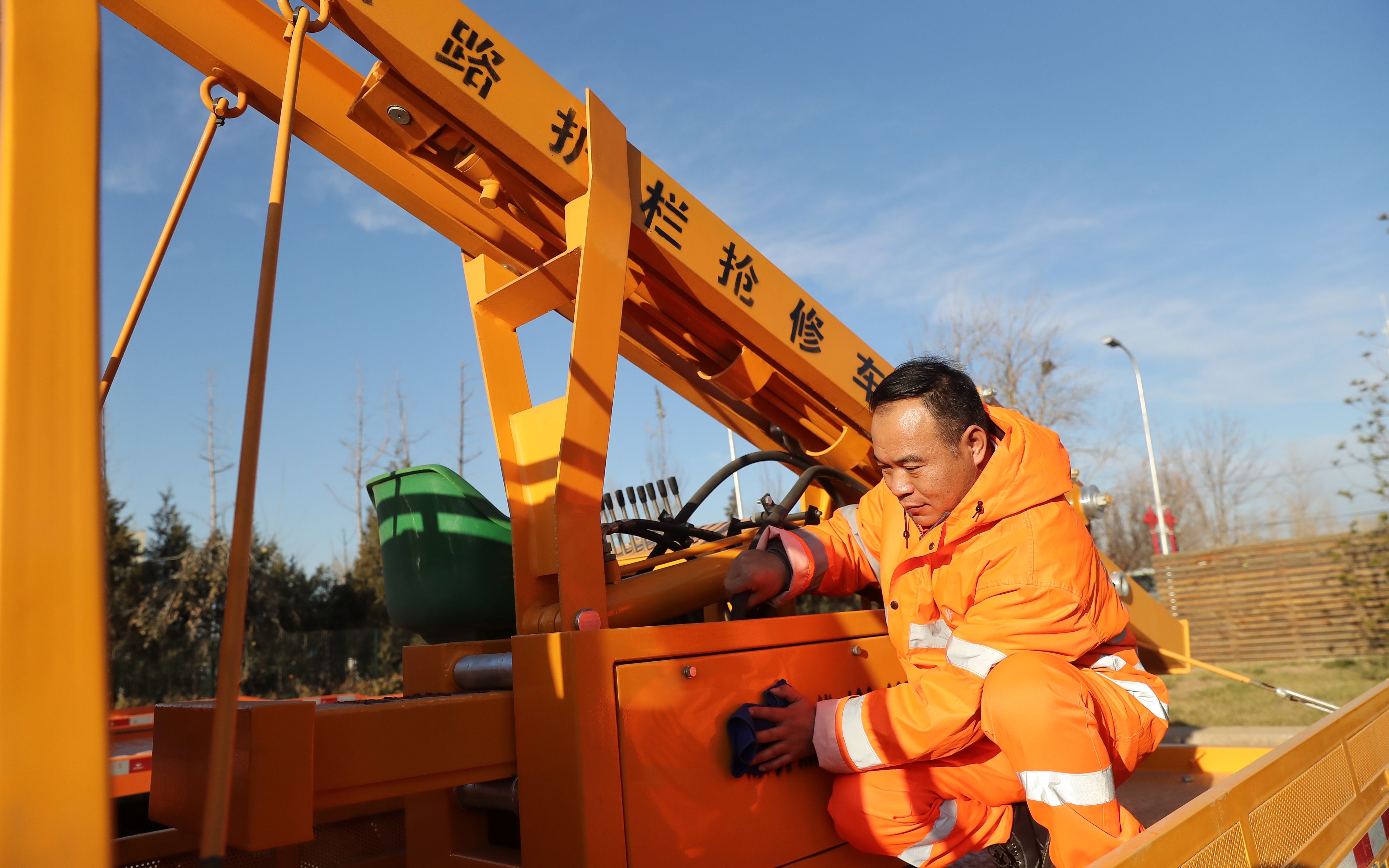 万金体育下载app北京高速公路上有个发明家 解决扫雪难题、造出“自动摇旗机”(图1)