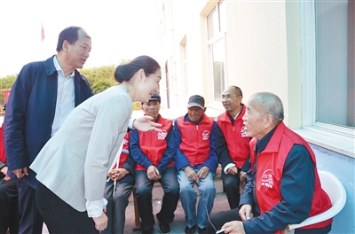 数字化鸿沟成北京两会热点 委员建议线上软件设置老年人专属模式