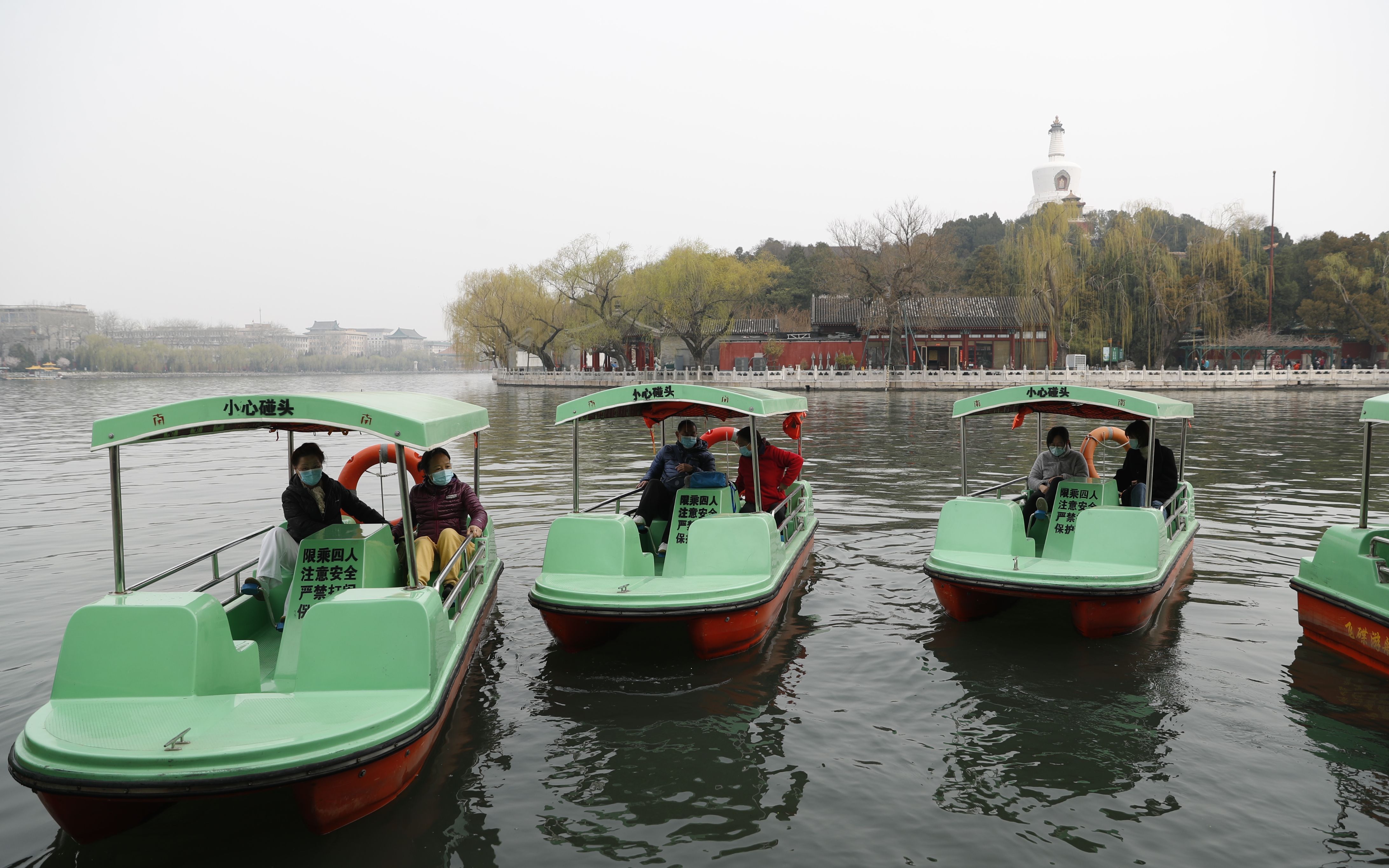 北海公园脚踏船图片