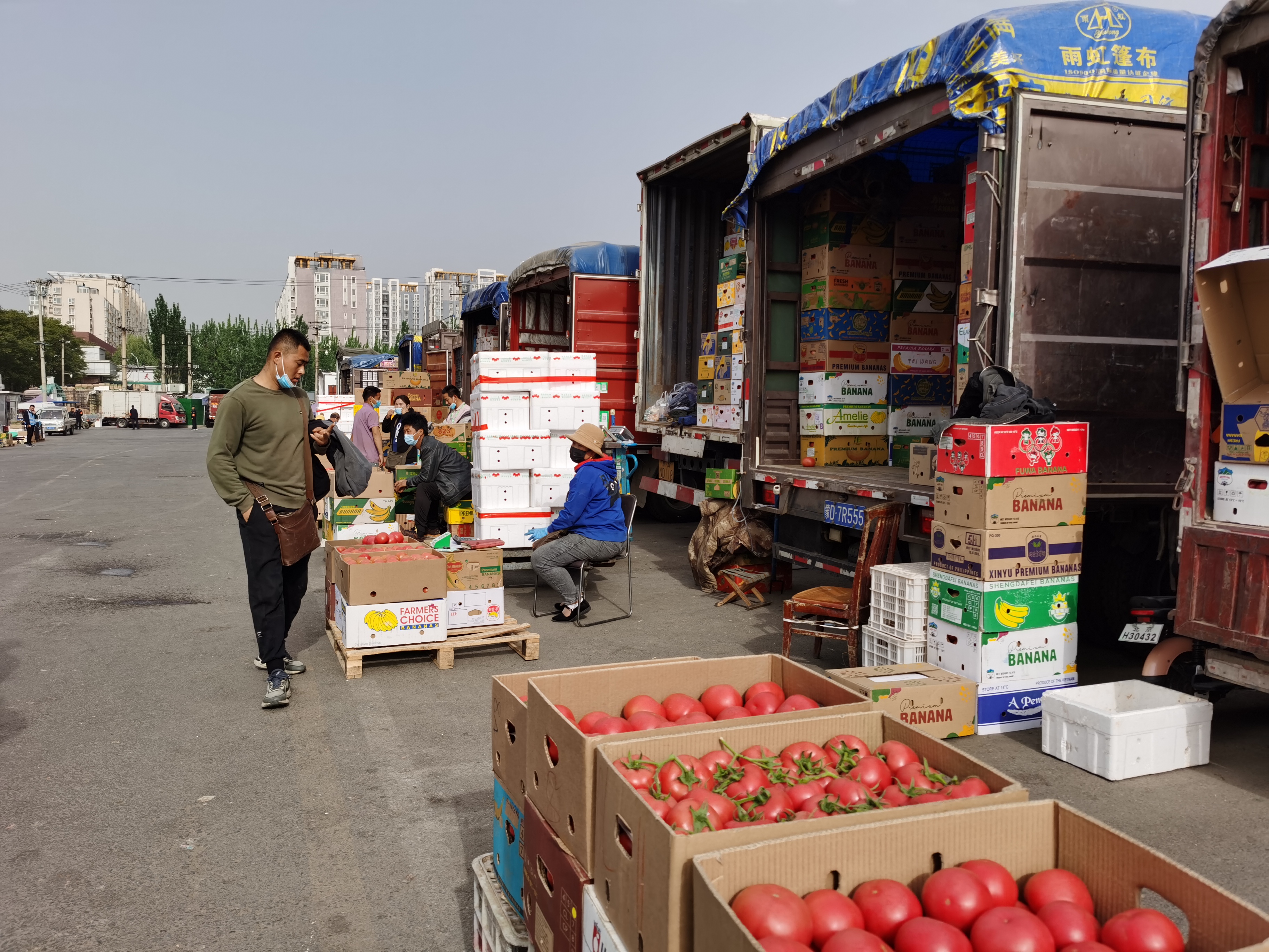 4月27日,记者探访北京新发地市场看到,节前市场蔬菜等农产品采购火热