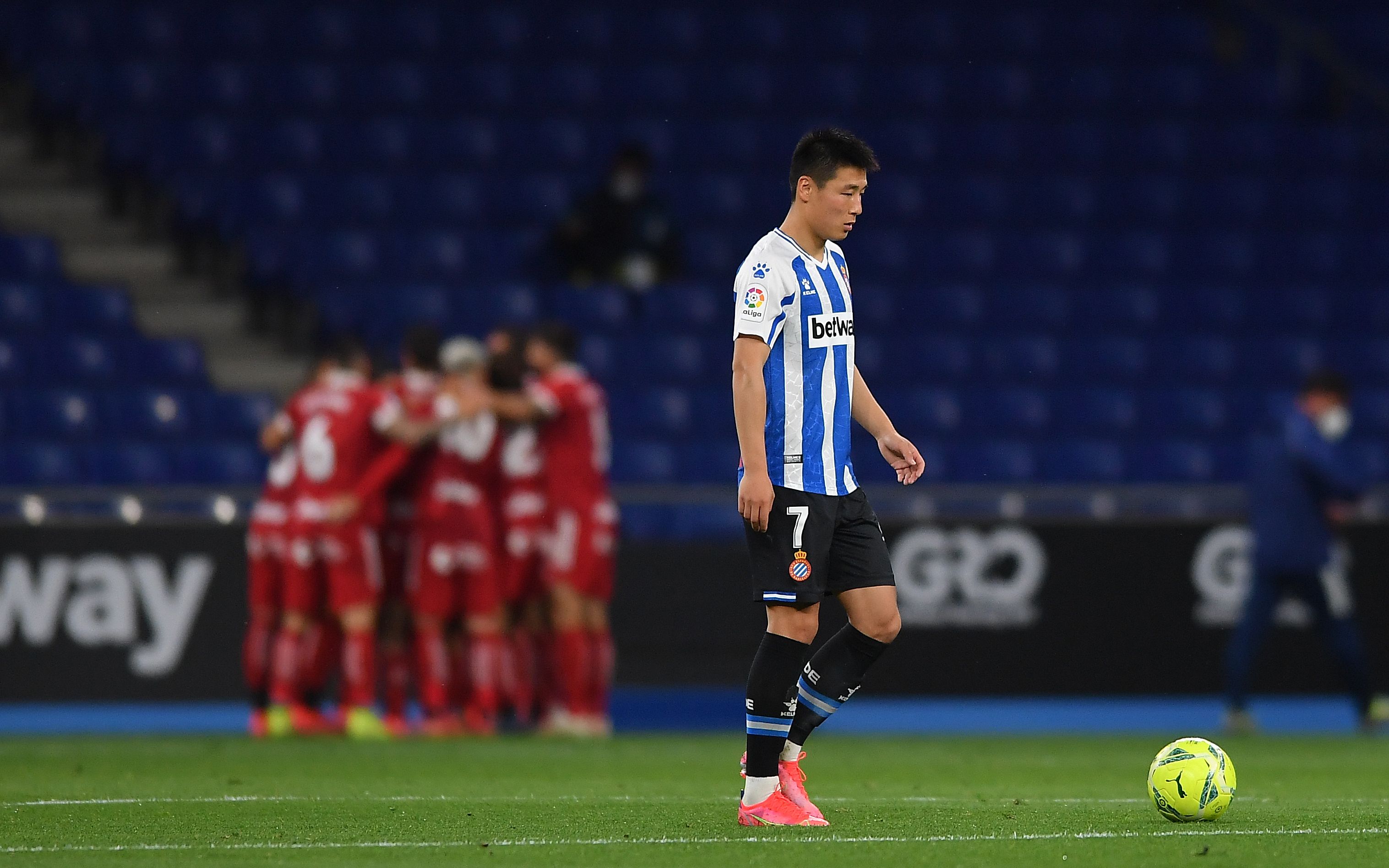 失误送礼进球被吹武磊首发结束西乙征程