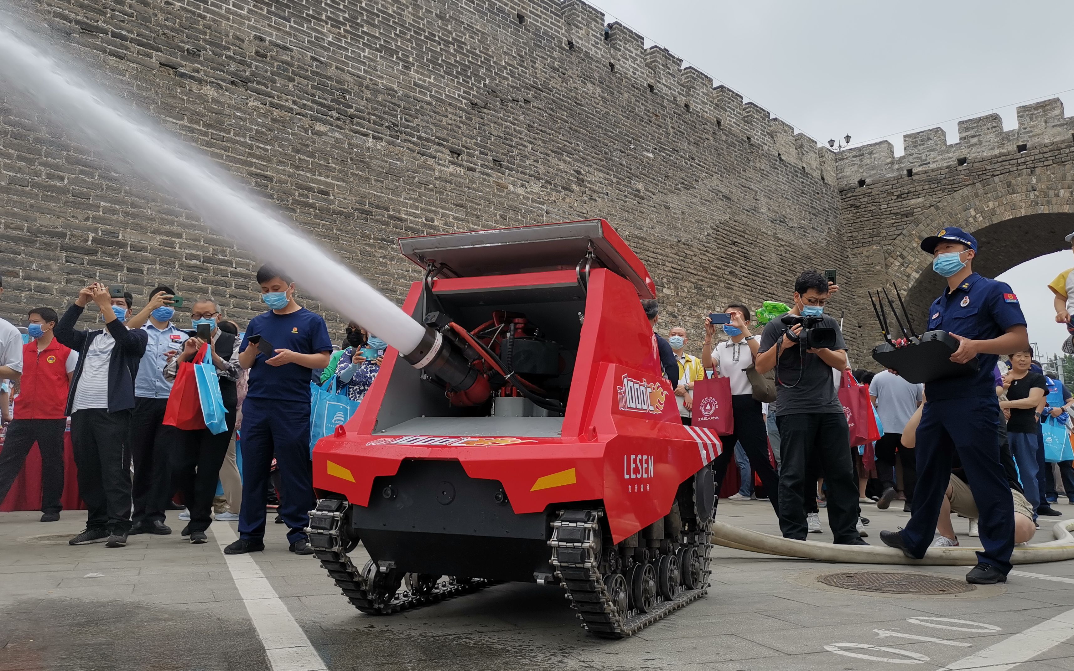 东城安全宣传咨询日,智能消防机器人现场助阵