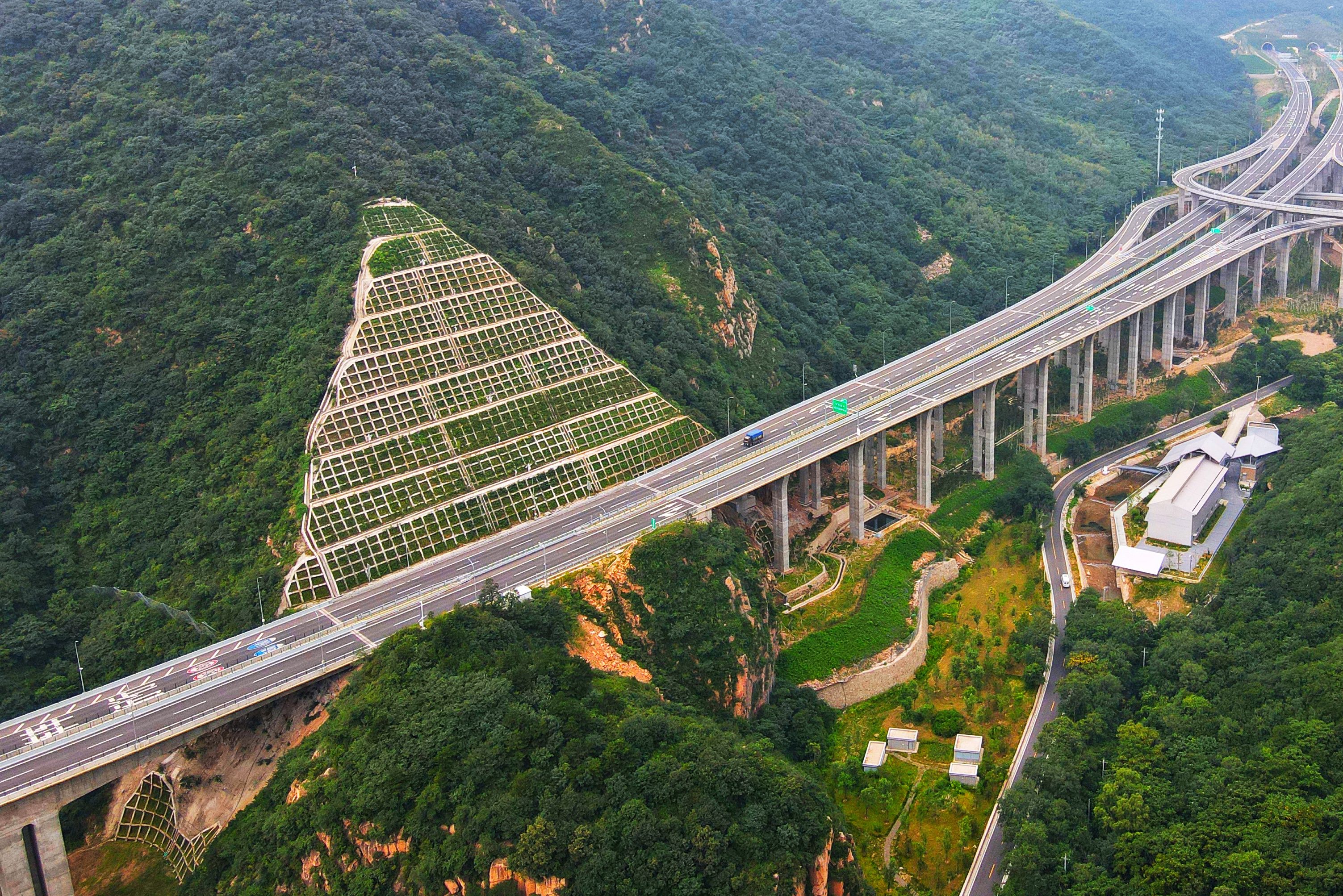 通车一年多京礼高速的生态修复工作进行得咋样了