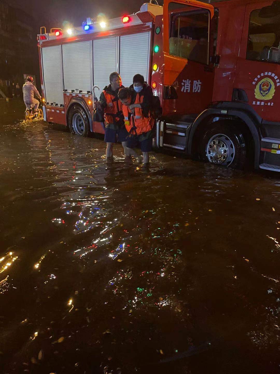 北京暴雨救援现场图片