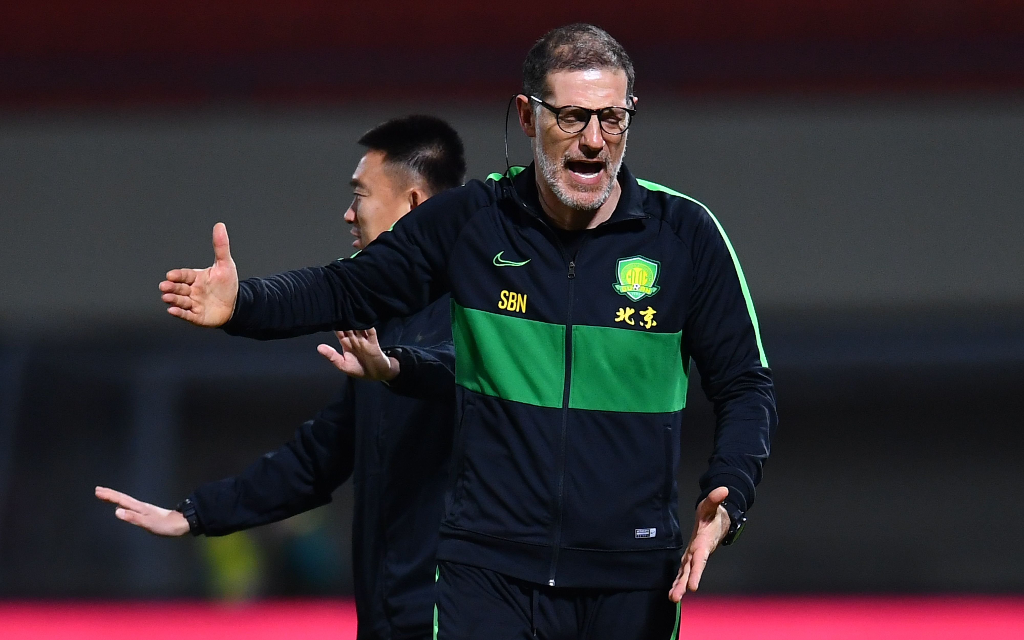 周萧)1月8日晚,北京国安俱乐部发布公告,宣布与球队主教练比利奇提前