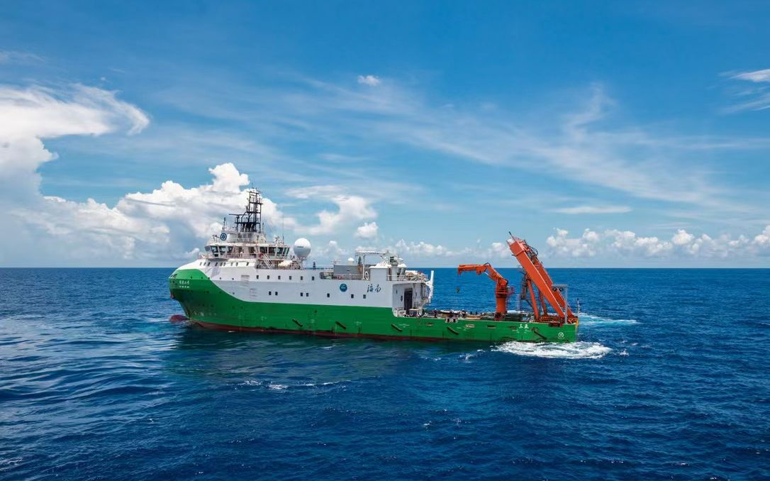 探索二号船在海底成功布设大深度原位科学实验站