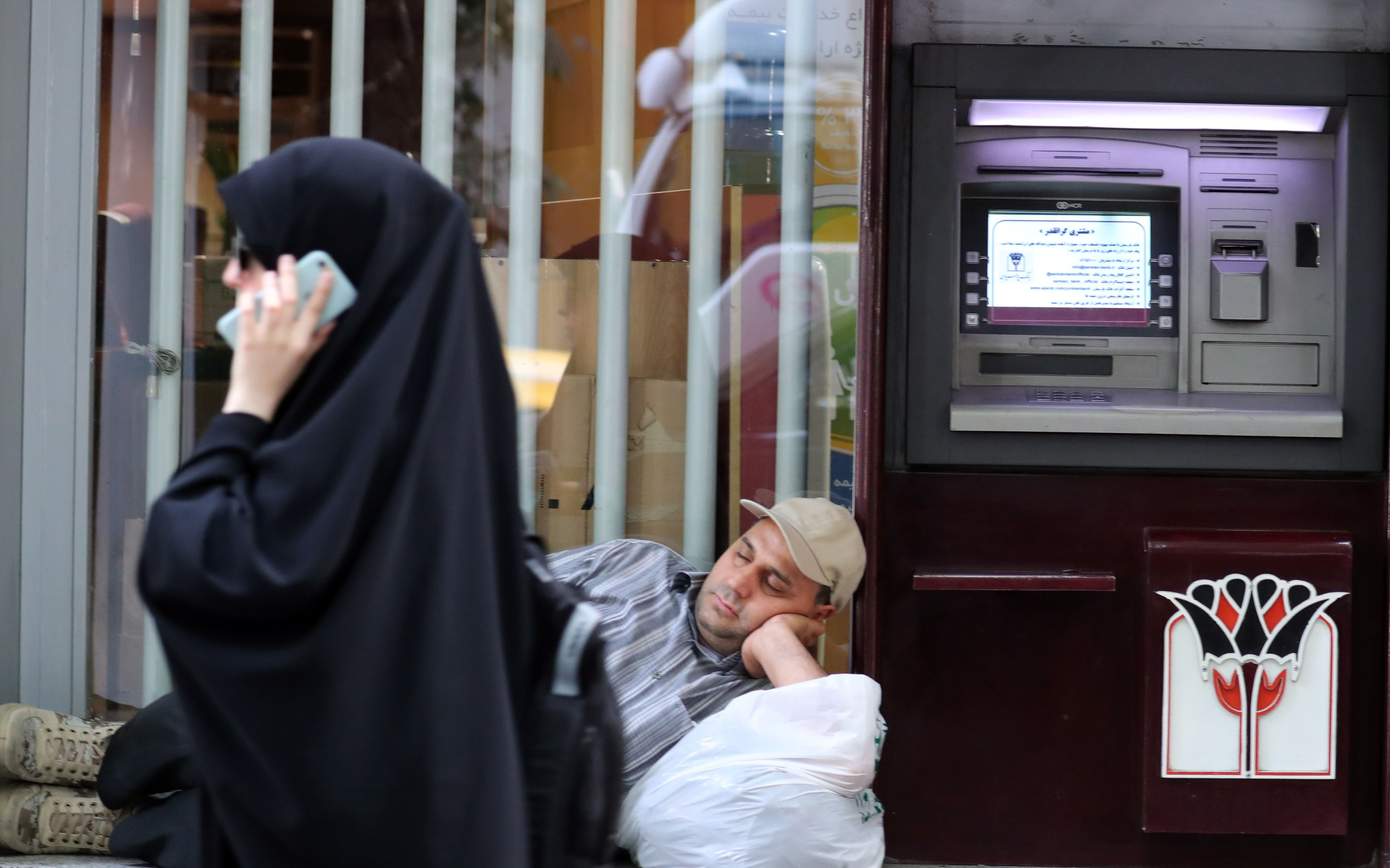 货币大幅贬值 伊朗央行换帅