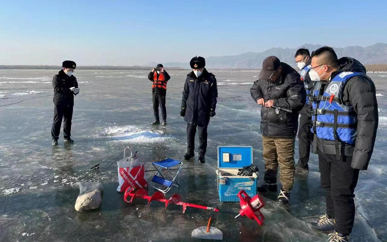 北京开展冬季冰上活动专项执法行动，在重点水域滑冰将面临罚款
