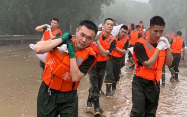 已轉移5萬余人，陸軍直升機空投救援，直擊北京暴雨救援現場
