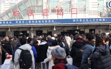 北京站迎來返程大客流，地鐵進站口前排起長隊