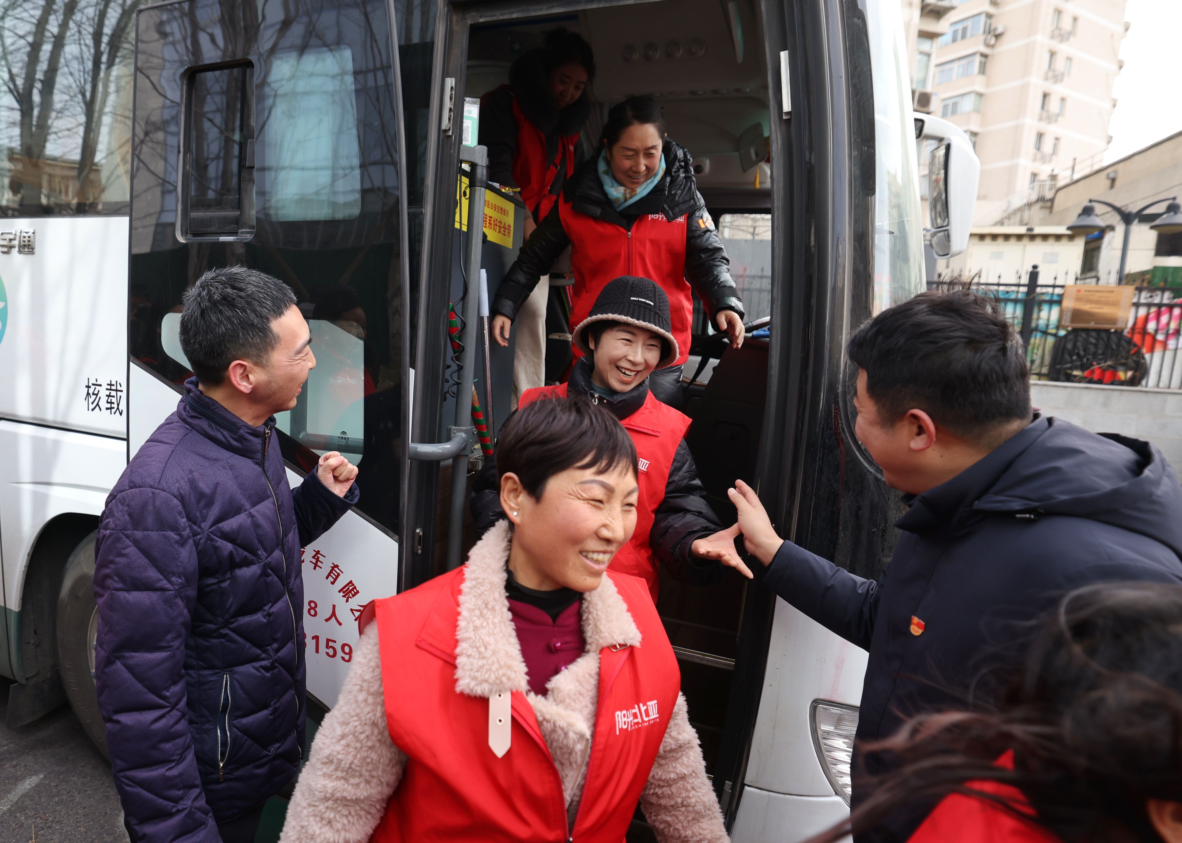 节后首趟“点对点”返京复工专车抵京送来98名“礼贤妹”(图2)