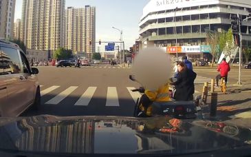 视频｜开车走非机动车道刮撞外卖员，警方：撞人男子已被刑拘