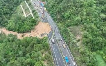 梅大高速路面塌方灾害救援工作仍在进行，已调派各类救援力量577人