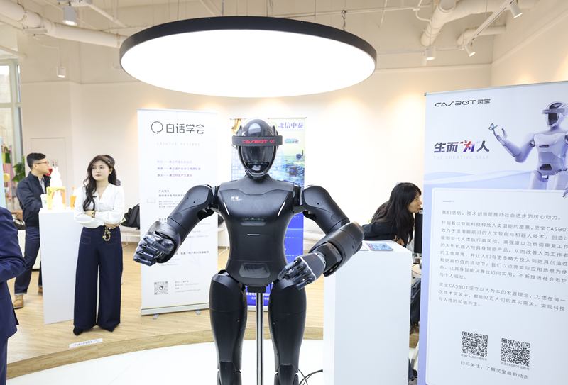 大创板企业产品展览，展品中包括人形机器人。新京报记者 王贵彬 摄