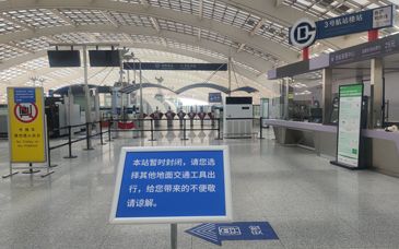 截至11時，首都機(jī)場今日取消航班419架次，首都機(jī)場線停運(yùn)