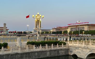 與太陽同升起，“五一”勞動節(jié)天安門廣場舉行升國旗儀式