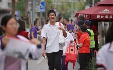 2025年高考 | 考生自信經(jīng)過“應(yīng)援團(tuán)”，從容應(yīng)考數(shù)學(xué) 