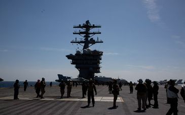 美國“尼米茲”號航母改道駛向中東