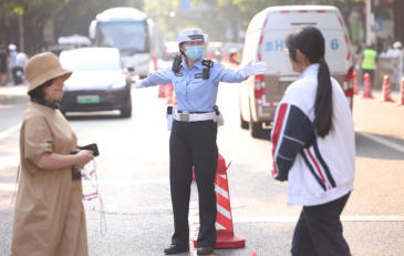 中考首日北京交警提前到岗保障交通安全