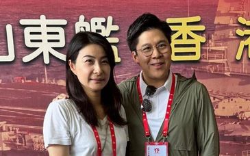 霍啟剛等人參觀山東艦 郭晶晶親身體驗槍械操作