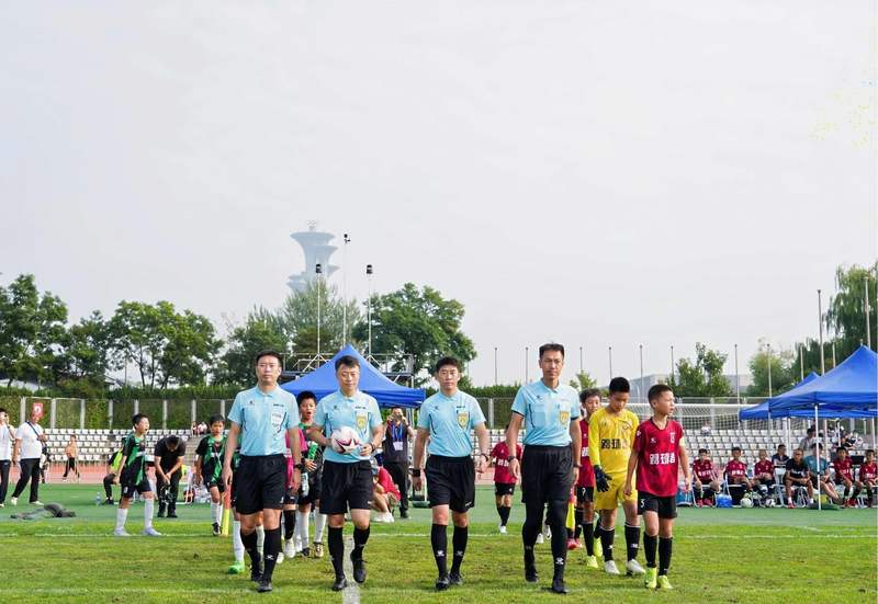 百隊杯高配國際級裁判，傅明稱執(zhí)裁青少年比賽更看重教育 — 新京報