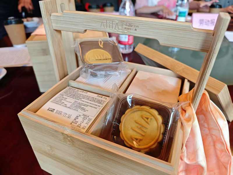 号称高档月饼潜在“塑料片”？一女子自导自演敲诈旅馆被刑拘 — 新京报