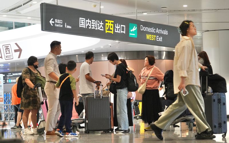 北京两机场将迎节前出行高峰，携带月饼、大闸蟹需注意安检规定 — 新京报