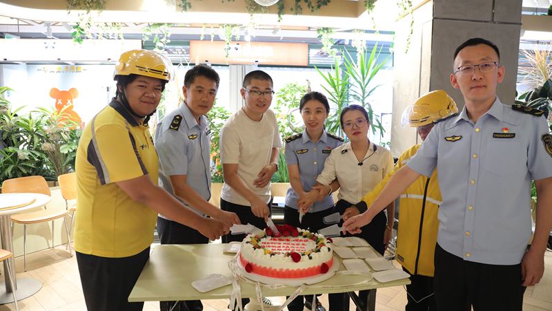 海淀“哨兵团”中秋收暖心礼，千名骑手成城市治理生力军 — 新京报