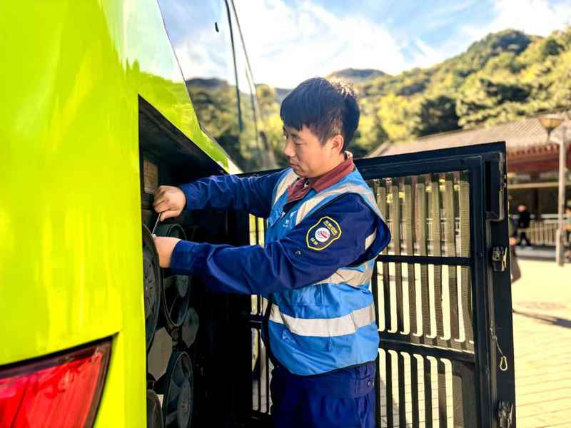 保障市民游客“赏红潮”：公交保修加强车辆检修 — 新京报