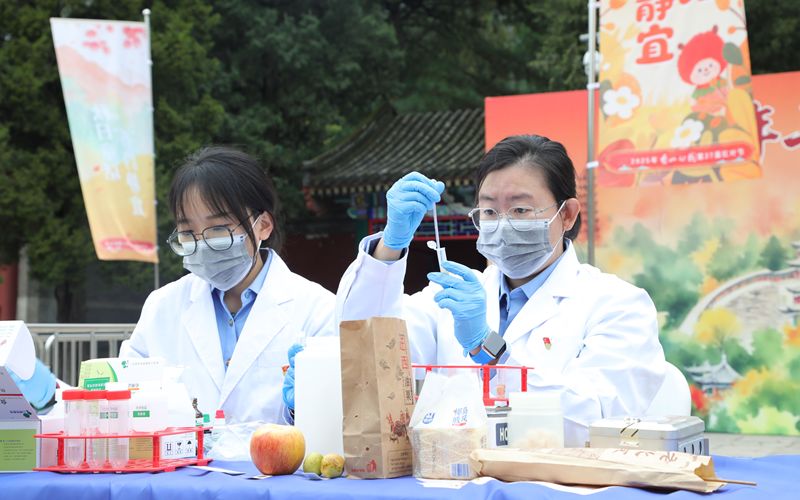 香山迎红叶观赏高峰，“移动快检车”开进景区送检测服务 — 新京报