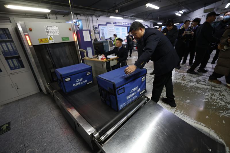 利用空余车厢等开展高铁快运，铁路部门第十次助力“双十一” — 新京报