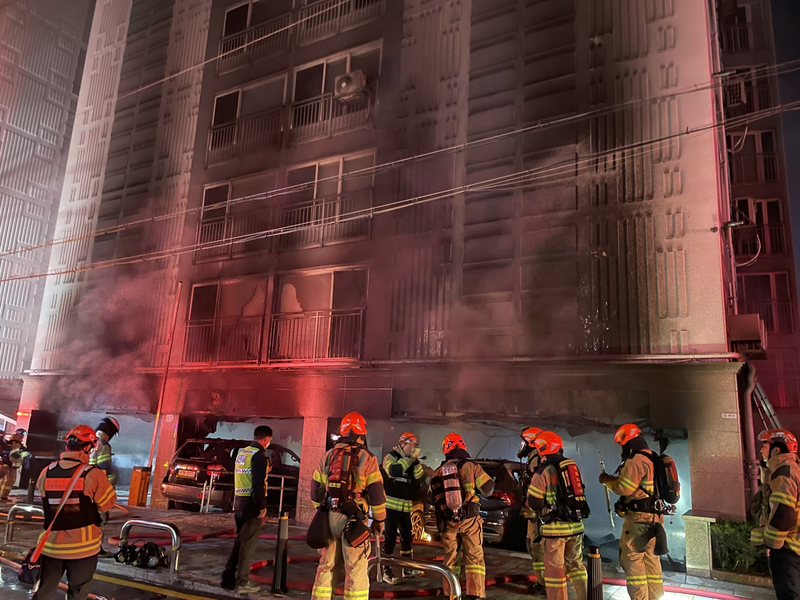 韩国首尔一公寓楼动怒 伤亡不明 — 新京报