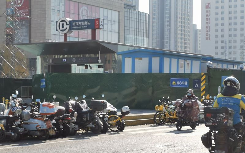 东坝南站开通近一年，碍事的围挡为何迟迟不拆？｜有事儿@新京报 — 新京报