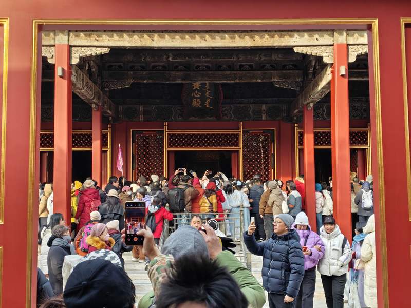 故宫养心殿开放首日人气火爆，外地游客临时改行程来探访 — 新京报