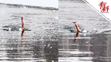 大雪紛飛攔不??！天津大爺雪中仰泳“火出圈”