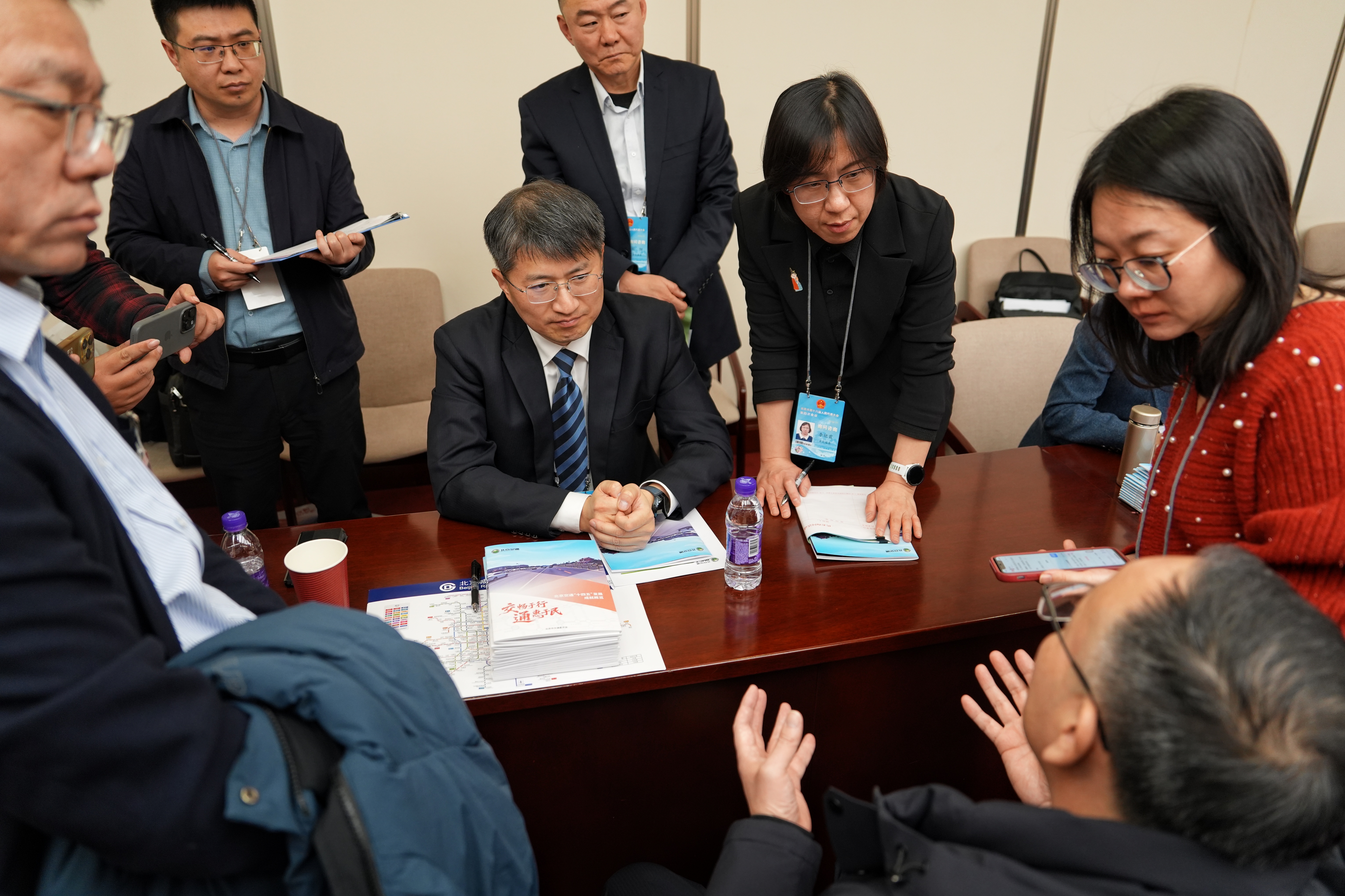 “一府两院”47个部门现场“摆摊”接受代表委员询问咨询