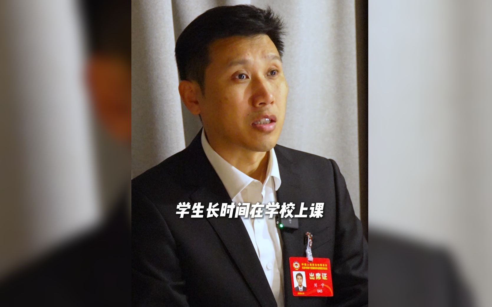 建议校园加速更新可调节高度、符合人体工学的课桌椅