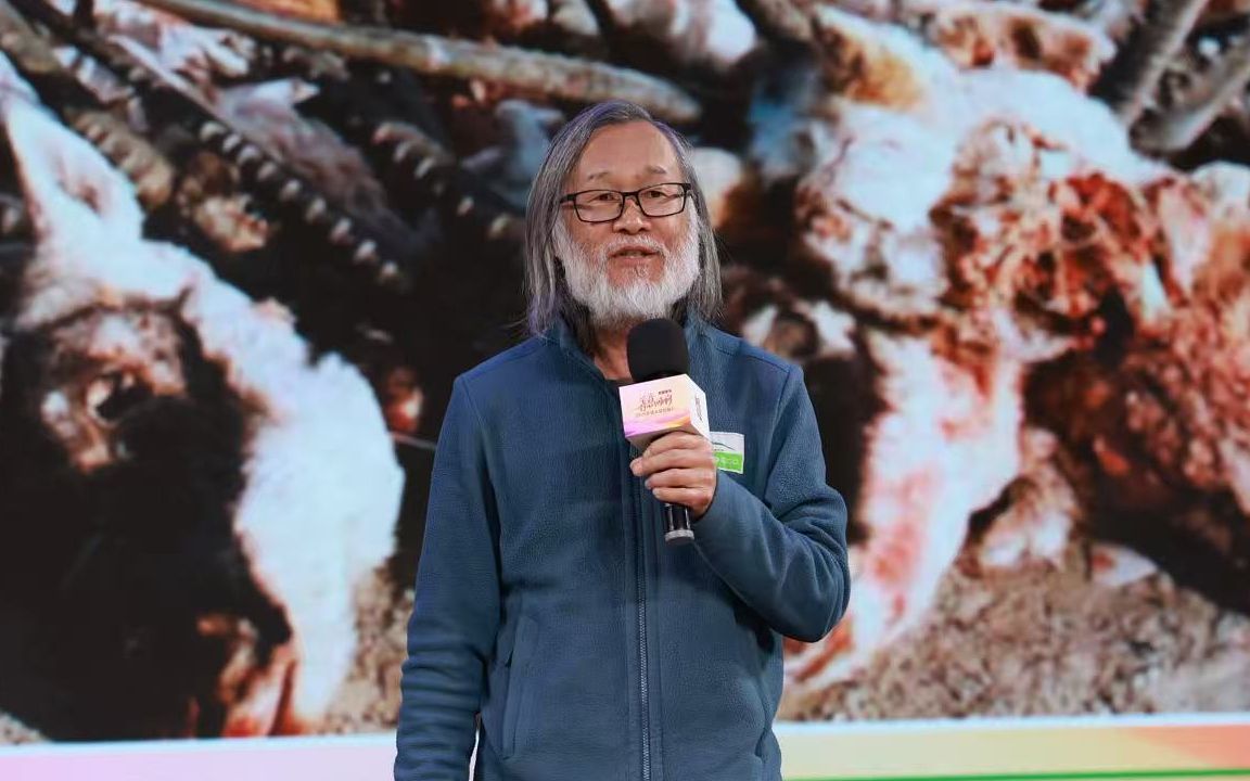完成历史上第一次长江漂流后，10名队友牺牲，他决定留在长江