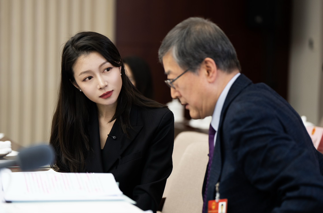 人大现场｜翻开这份报告，人大代表找到了自己最忙的一年