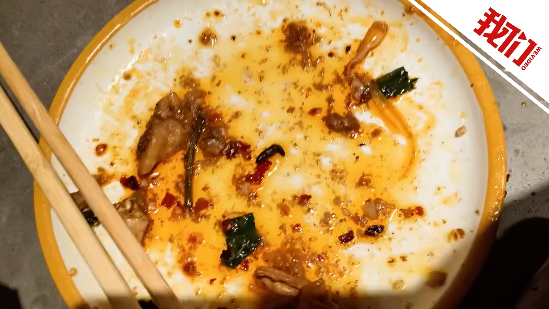 消费者称在烤肉店吃出活虫 店方：生菜现摘现送，可能虫子粘太牢