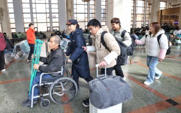 搭着肩膀的归途：北京站里的盲人旅客“护送小队”