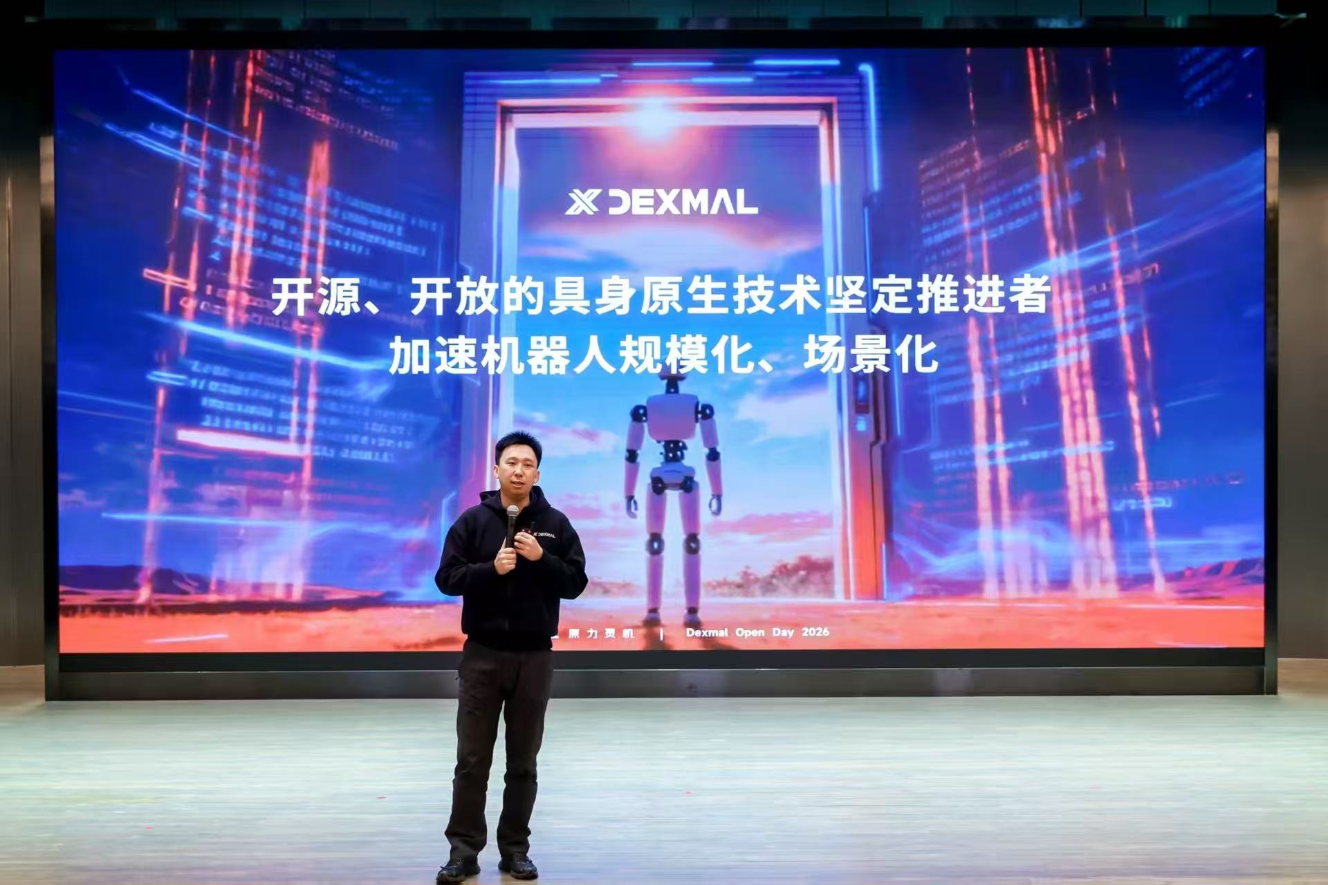 原力灵机唐文斌：2026年是具身原生的元年
